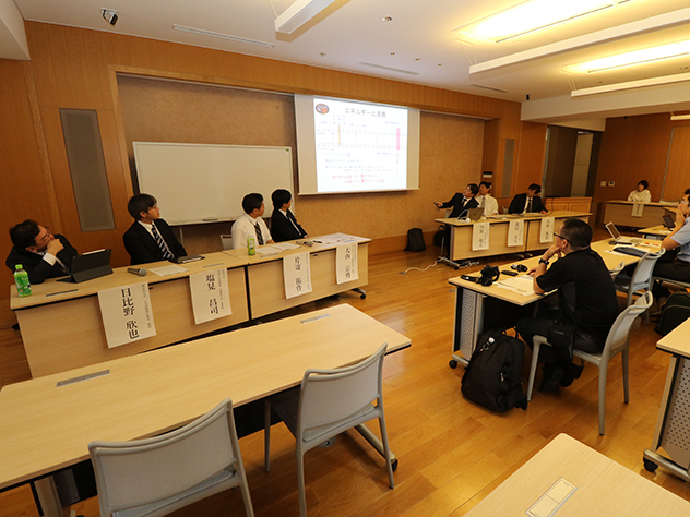 記者会見の様子（一番左：日比野欣也教授）